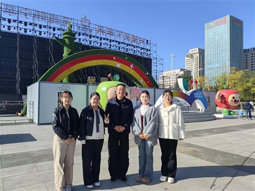 参加苹果推介大会